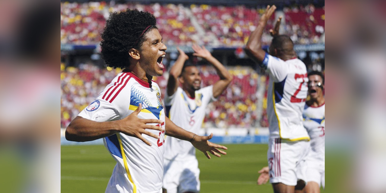 El seleccionado venezolano Eduardo Bello grita su gol, el que le dio la victoria a su equipo ante Ecuador. | Foto: Prensa Latina / Conmebol