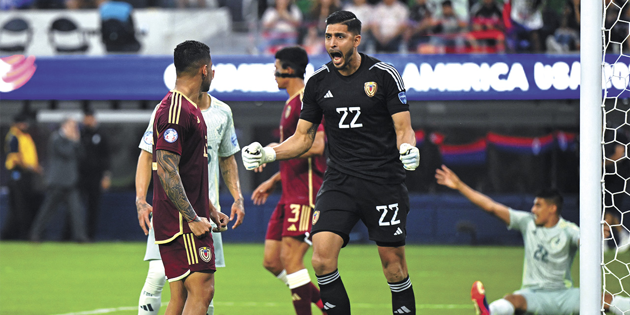 El arquero de Venezuela Rafael Romo (22) festeja la victoria de su selección. | Foto: @copaamerica_ENG