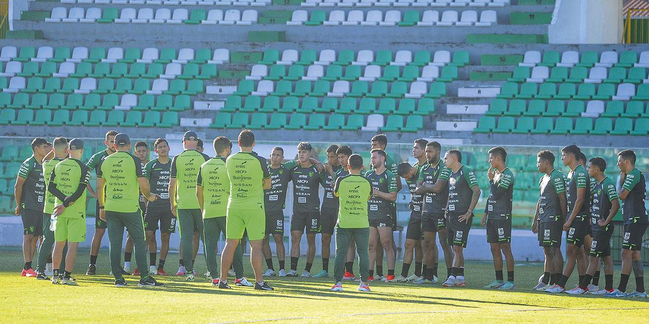 Zago dialoga con los jugadores antes del entrenamiento. | Foto: APG/FBF