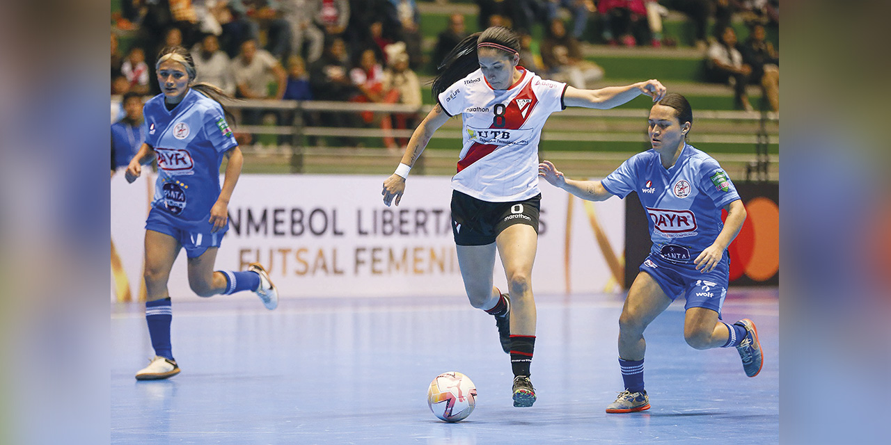 La brasileña Elisa Lopes (8), de Always Ready, se apresta a rematar para convertir un gol. | Foto: Conmebol