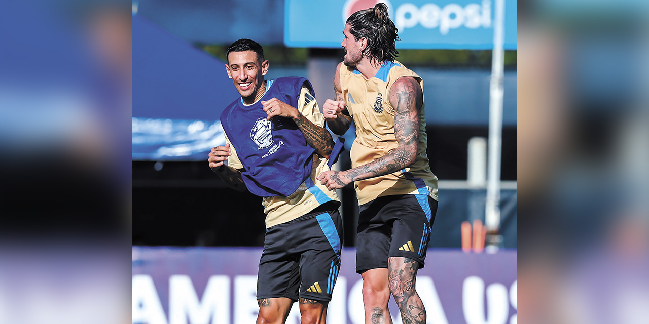 Ángel Di María (izq.) y Rodrigo De Paul en una sesión de fuerza en la práctica del seleccionado argentino. | Foto: @AFASelección