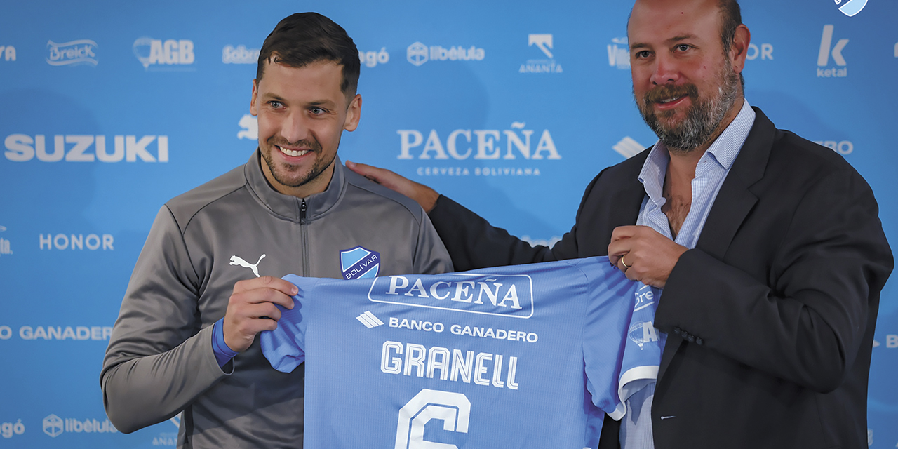 Álex Granell (izq.) recibe la camiseta No. 6 del gerente de Baisa, Eduardo Valdivia, durante la presentación como nuevo refuerzo de Bolívar.