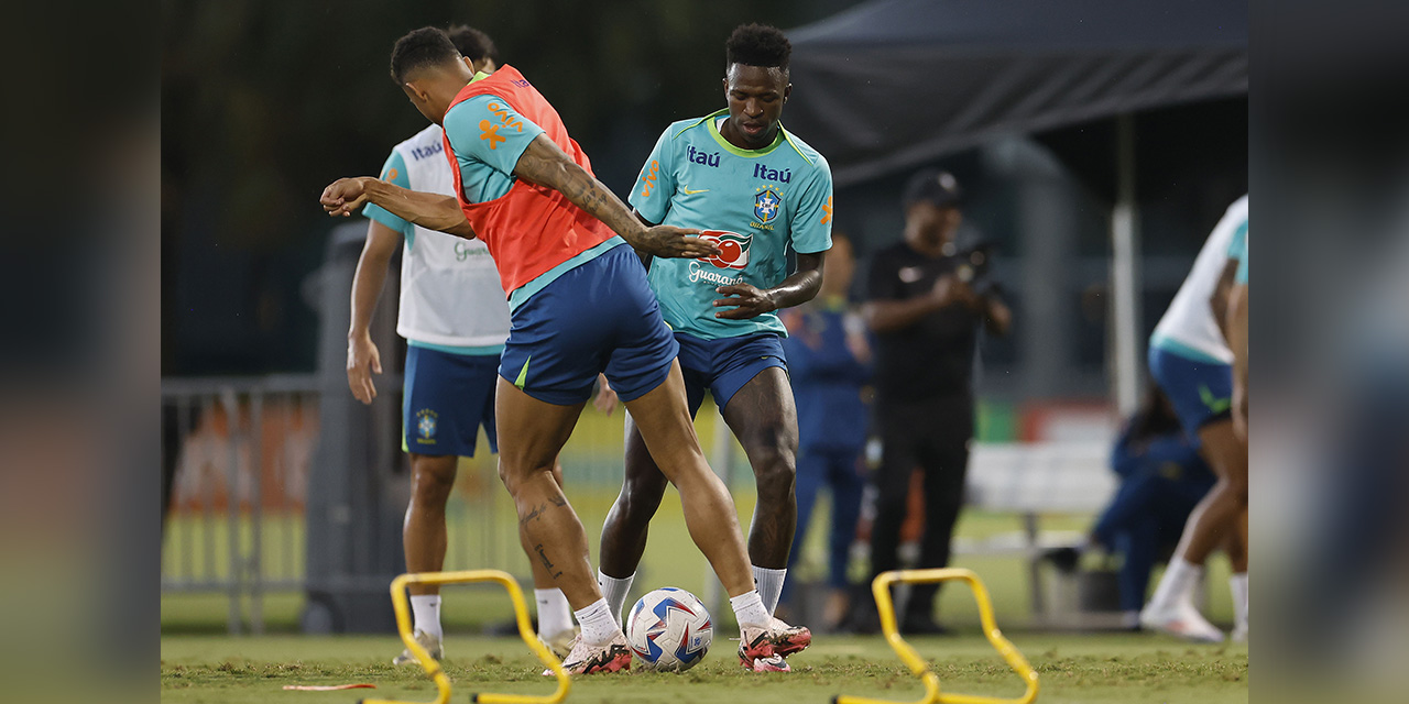 Jugadores de la selección brasileña en el cierre de prácticas.