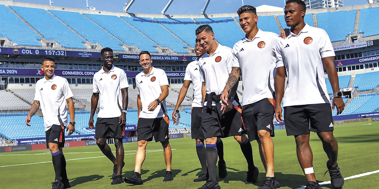 Jugadores de la selección colombiana en el reconocimiento del campo de juego del Bank of America Stadium, en Charlotte.