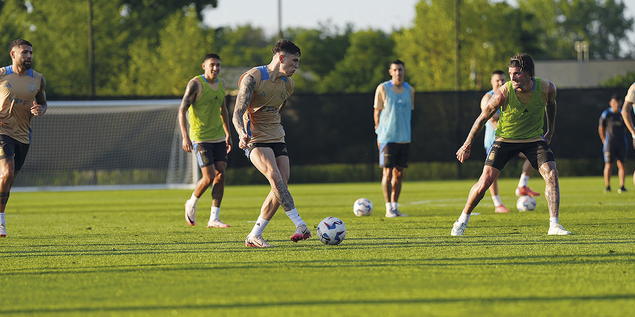 Jugadores de la selección argentina en plena práctica de fútbol.