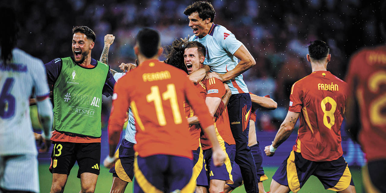 Jugadores de la selección española celebran el triunfo y el pase a la final de la Eurocopa.