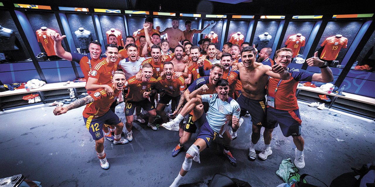 Jugadores del seleccionado español celebran en el vestuario  la victoria y la clasificación a semifinales de la Eurocopa. | Foto: @SEFutbol