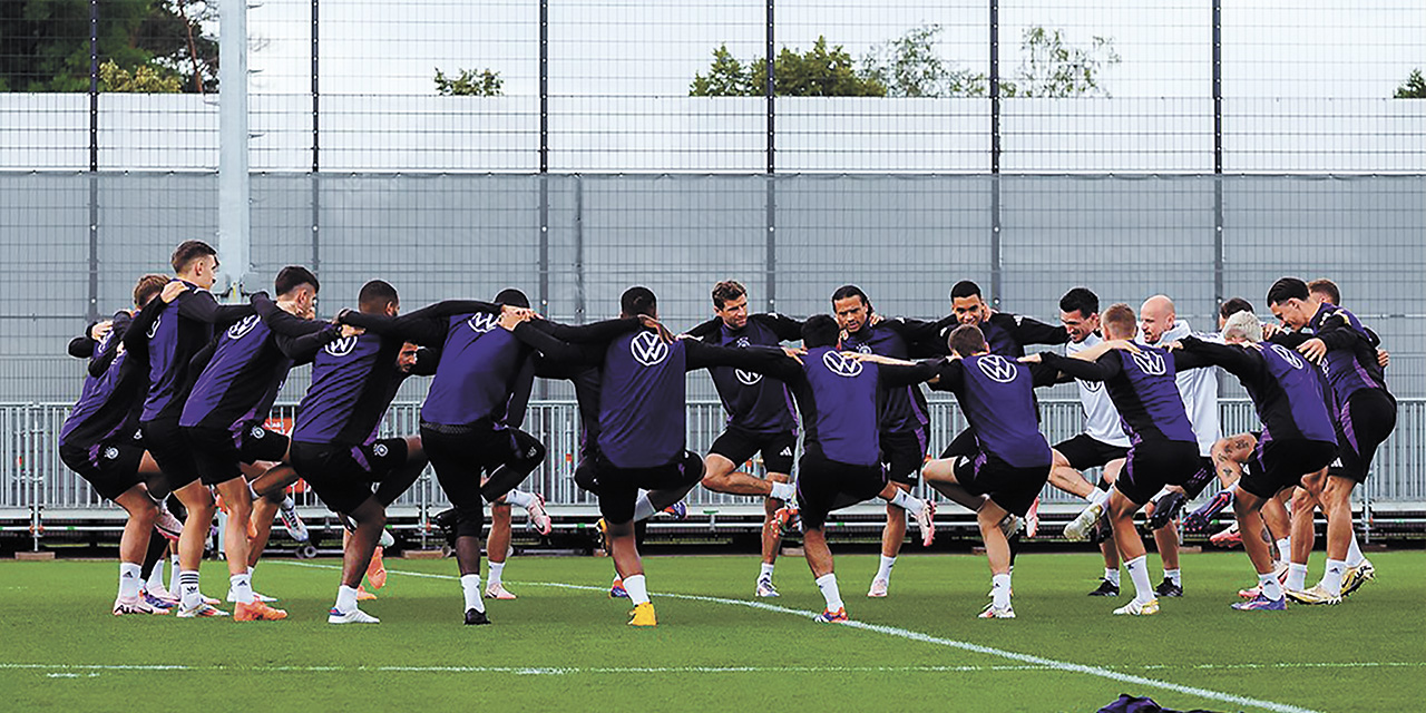 Jugadores de la selección alemana en una sesión de equilibrio.  | Foto: @DFB_Team_EN