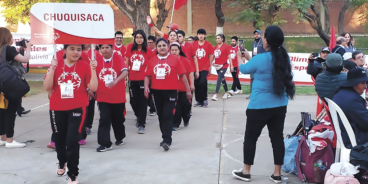 La delegación de Chuquisaca en el desfile inaugural de las Olimpiadas Especiales.