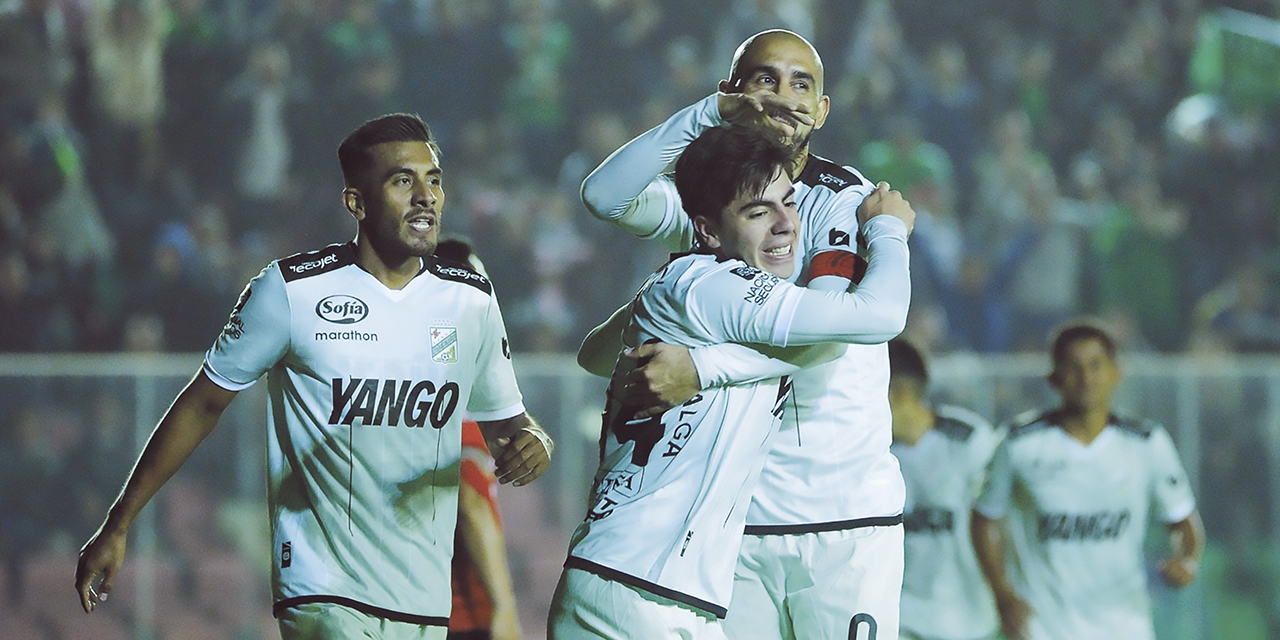 El ‘Pelado’ Riquelme congratula a Rashid Nacif, autor del gol del triunfo de Oriente.