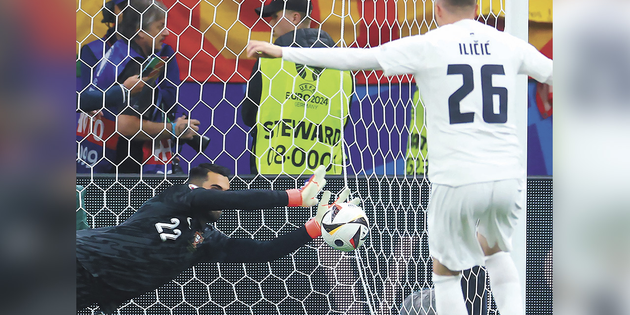 Diogo Costa (22), de Portugal, le ataja el penal al esloveno Ilicic. | Foto: @Euro2024