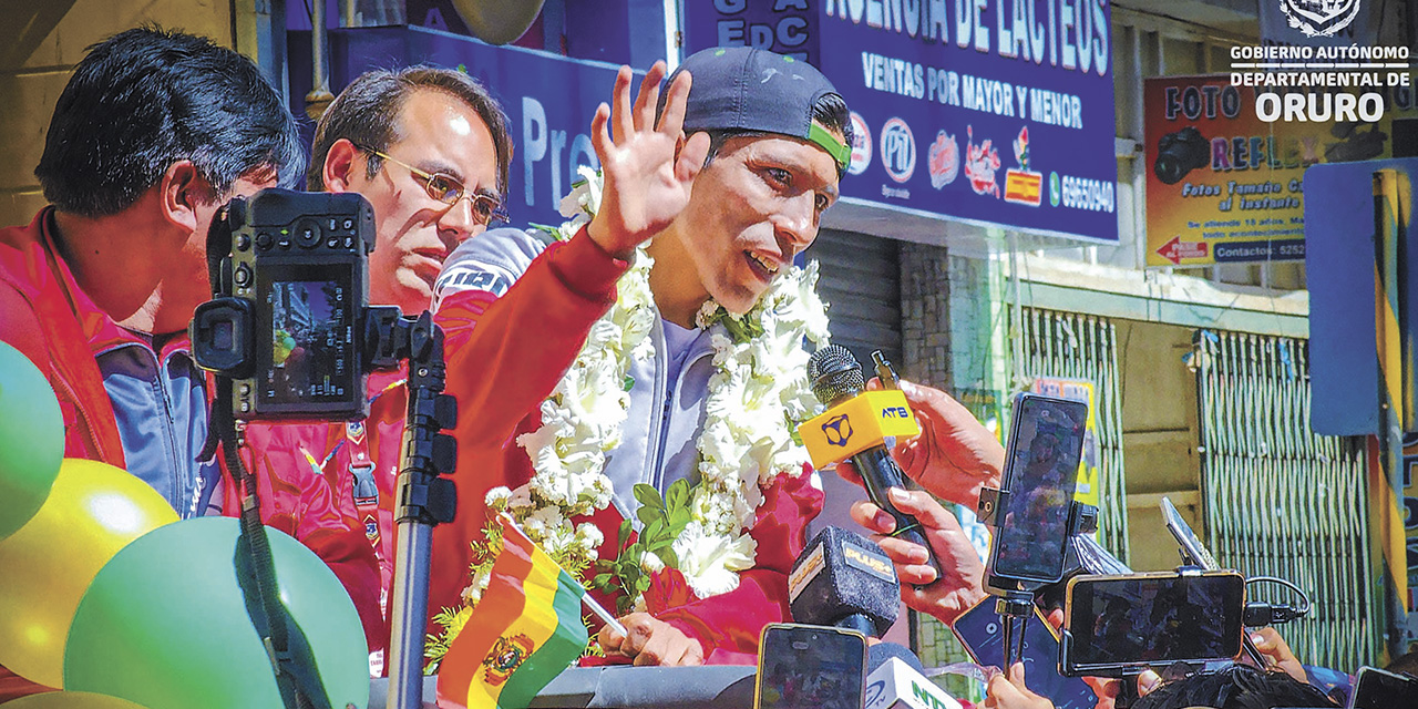 El atleta orureño Héctor Garibay agradece el apoyo de su pueblo. | Fotos: Gobernación de Oruro