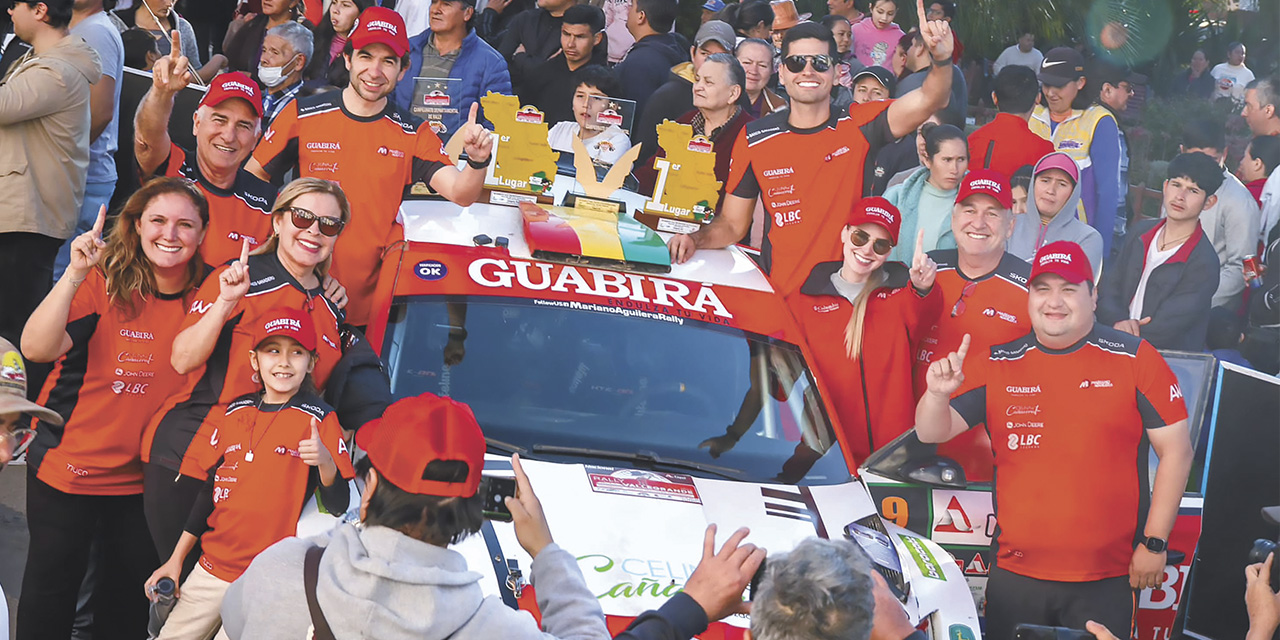 El piloto Mariano Aguilera junto a su equipo, familia y amigos celebra la victoria en el Rally Vallegrande. | Foto: Mariano Aguilera