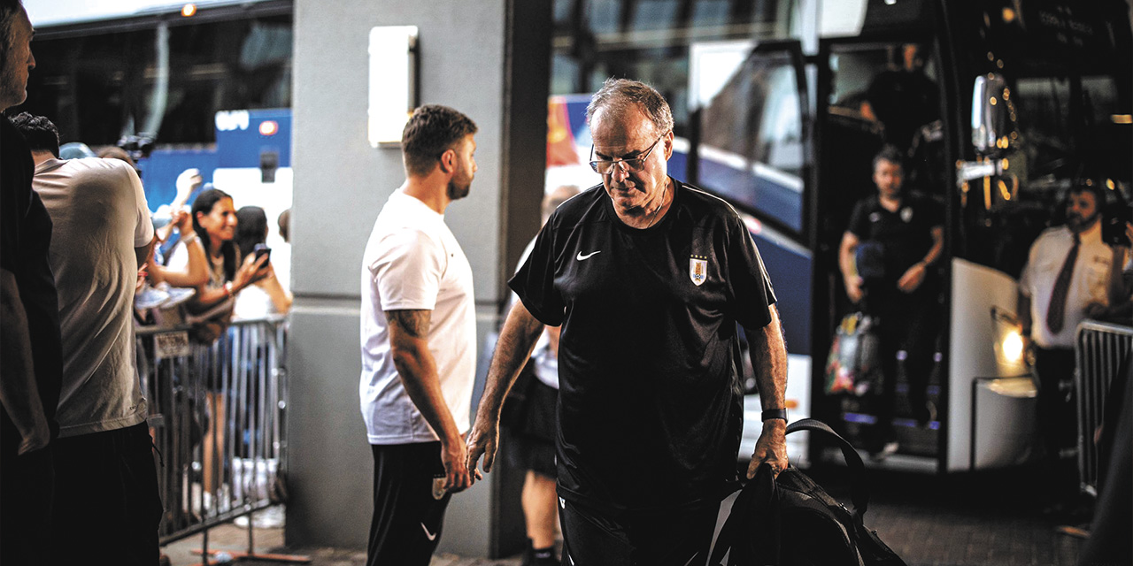 Marcelo Bielsa está suspendido y no estará en el banquillo del seleccionado charrúa. | Foto: @Uruguay