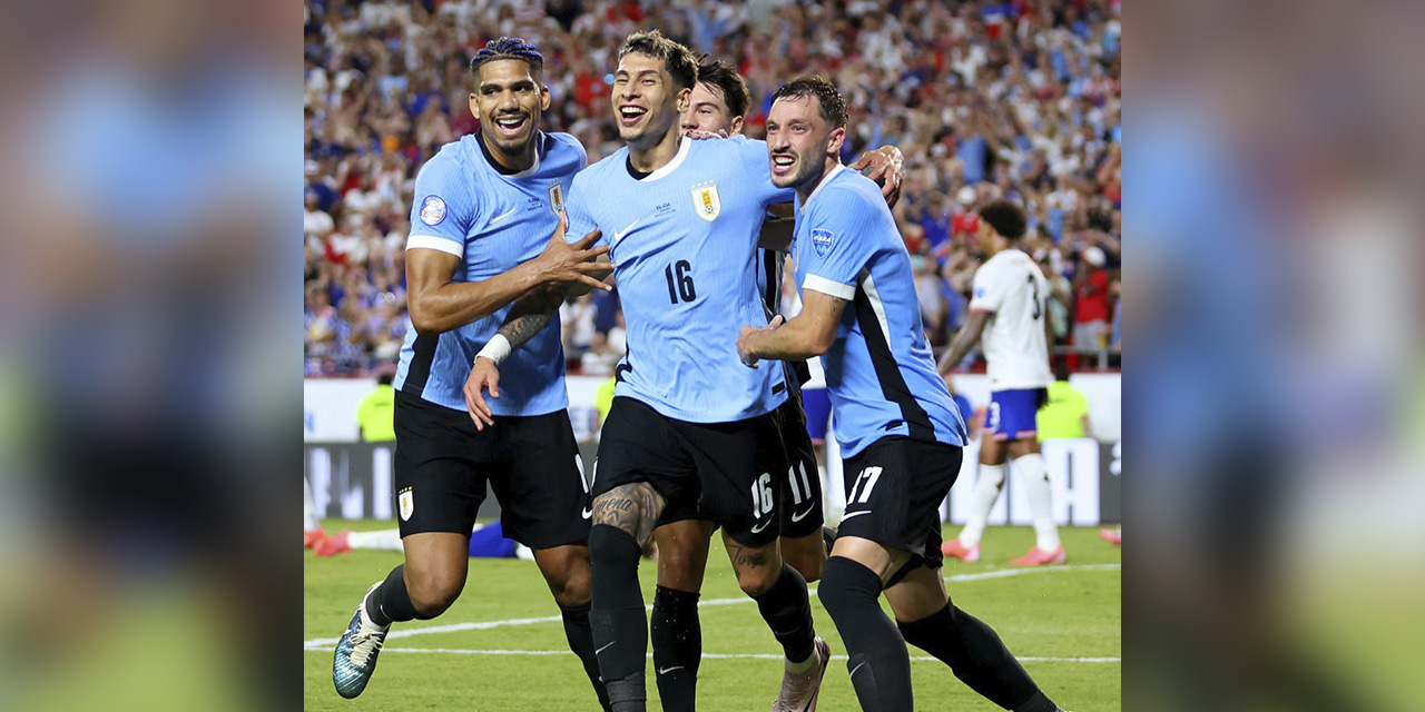 Mathías Olivera (16) festeja junto a sus compañeros su gol que le dio el triunfo al seleccionado uruguayo. | Foto: Uruguay