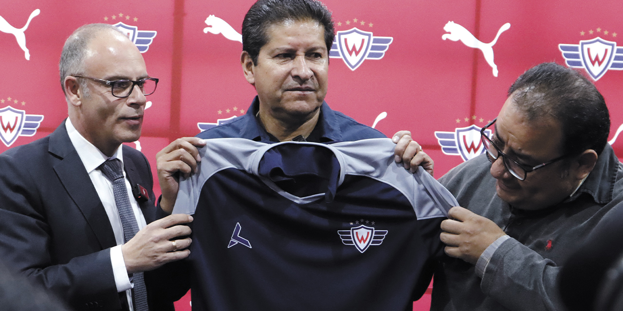 Eduardo Villegas (centro) es el nuevo técnico de Wilstermann.