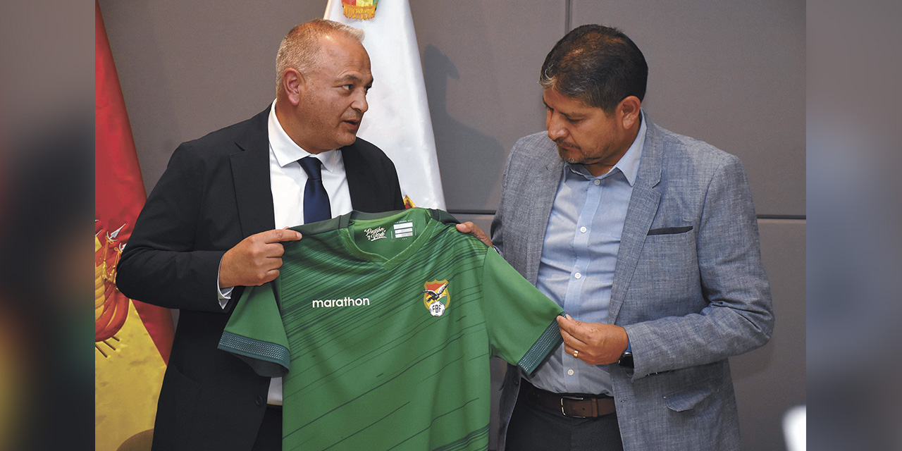 Costa presenta a Villegas como técnico de las selecciones nacionales. | Foto: APG