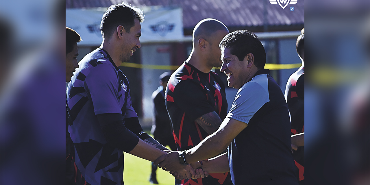 ‘Pipo’ Giménez saluda al nuevo DT de Wilstermann, Eduardo Villegas. 