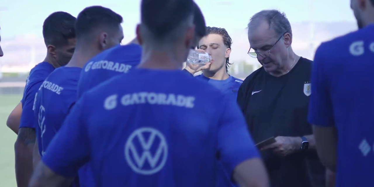 El DT Marcelo Bielsa da instrucciones a los seleccionados uruguayos.