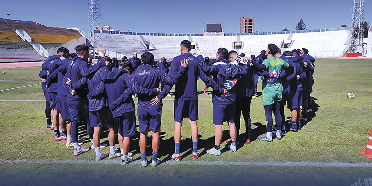 Jugadores de Gualberto Villarroel escuchan las instrucciones del técnico Rolando Carlen  en el cierre de prácticas. | Foto: GV San José