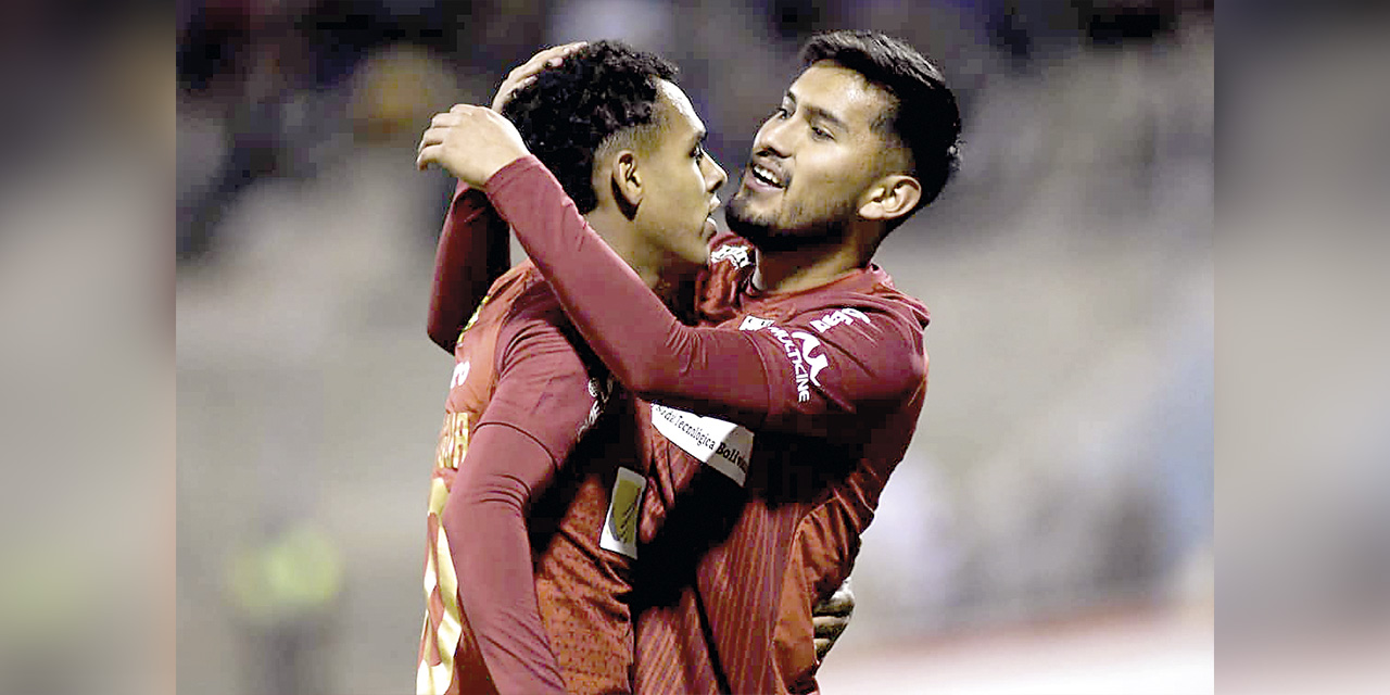 Moisés Paniagua, autor del gol de la victoria, festeja con su compañero Adalid Terrazas. | Foto: Always Ready / APG