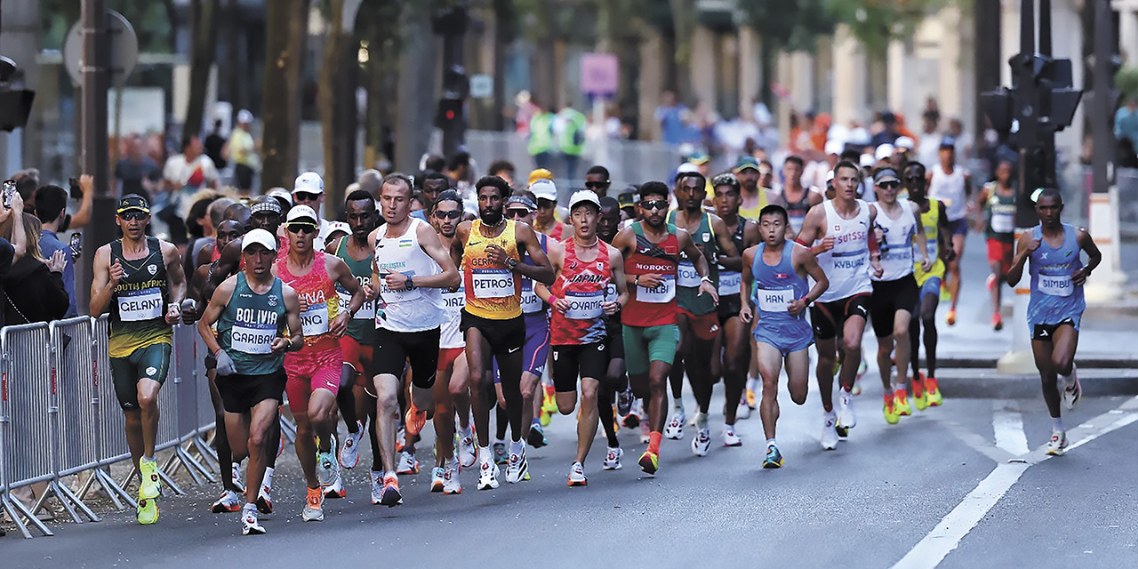 El atleta boliviano Héctor Garibay lidera la maratón olímpica en los primeros kilómetros. | Foto: COB