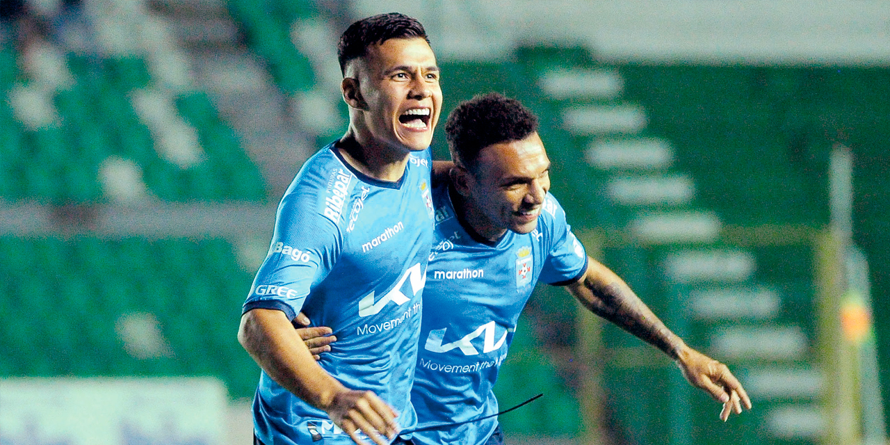 Moisés Villarroel y Fernando Arismendi celebran el triunfo de Blooming. Foto: APG