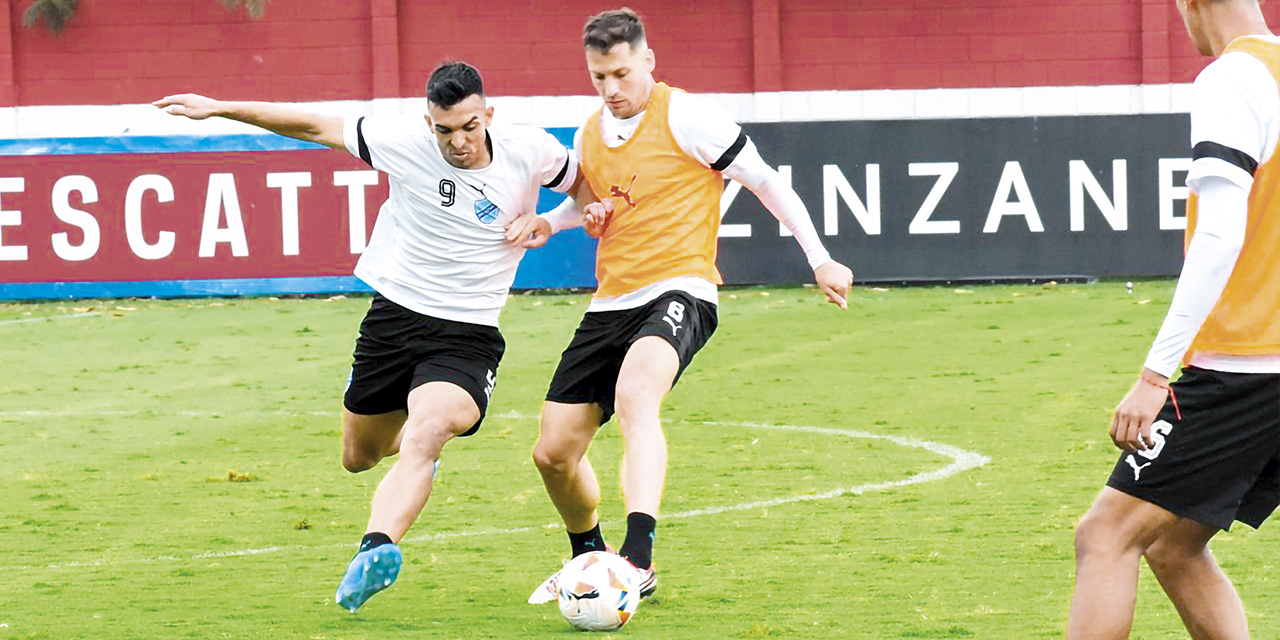 Alfio Oviedo (9) y Álex Granell luchan por la posesión de la pelota en el entrenamiento de Bolívar, en la cancha de Fluminense.  | Fotos: Bolívar