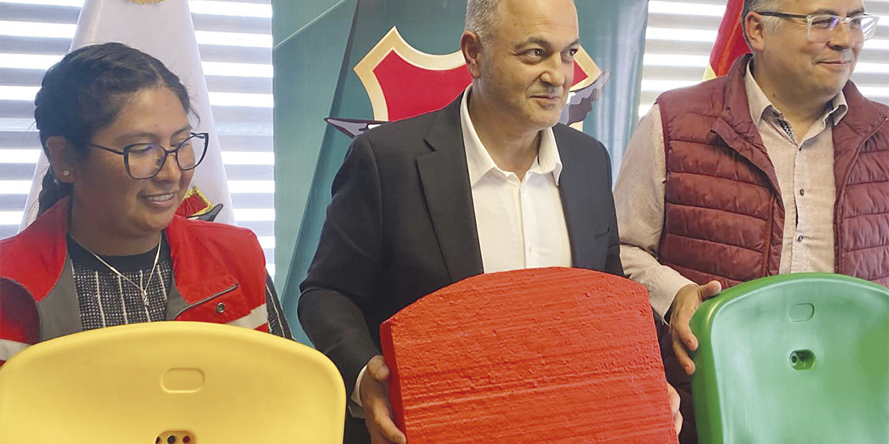 La alcaldesa Eva Copa y el presidente de la FBF, Fernando Costa, muestran las butacas que serán colocadas en el estadio de El Alto.