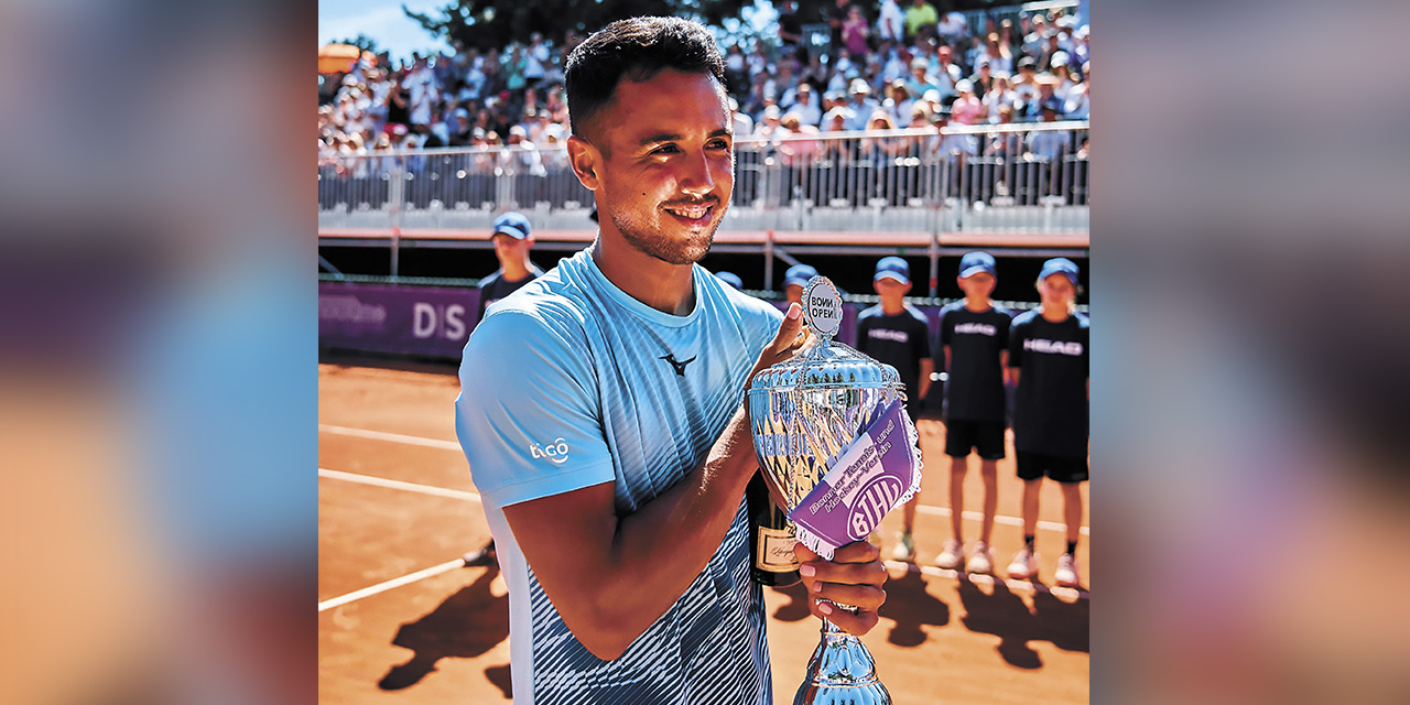 Hugo Dellien muestra su alegría junto al trofeo conquistado. | Foto: Bonn Open