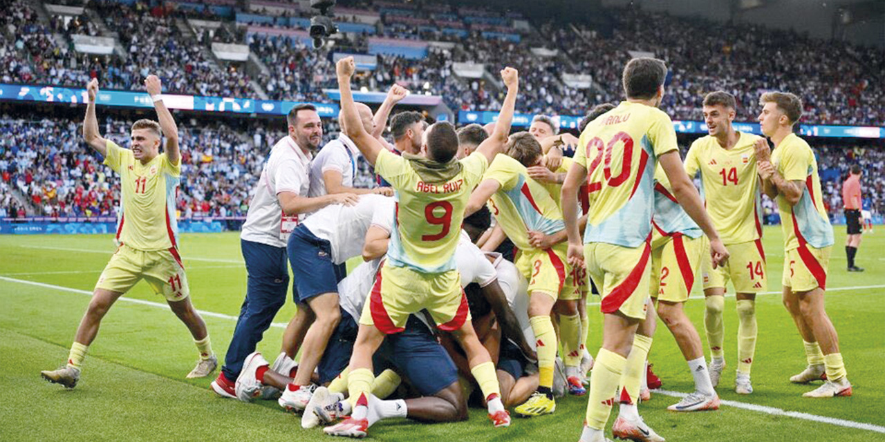 Seleccionados españoles de fútbol celebran la conquista del oro olímpico. | Foto: Prensa Latina