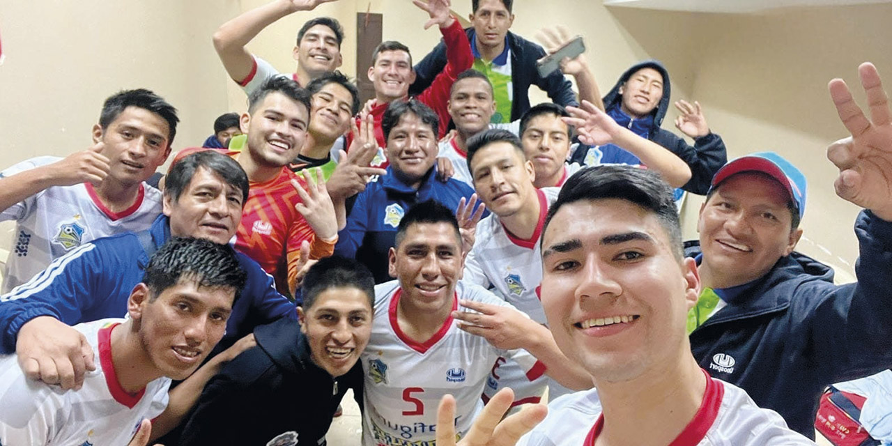 Jugadores de Córdova celebran el triunfo sobre San Martín que los mantiene líderes e invictos.