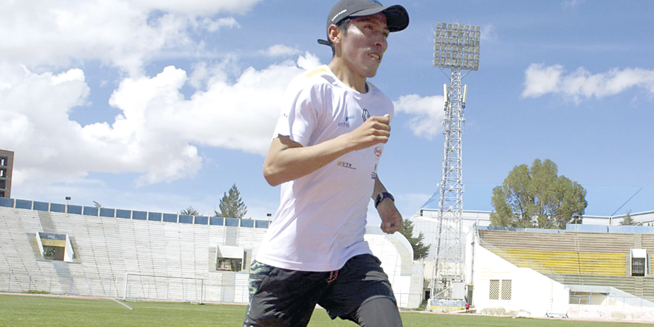 El fondista orureño Héctor Garibay no descuidó su preparación y se entrenó en Bogotá.