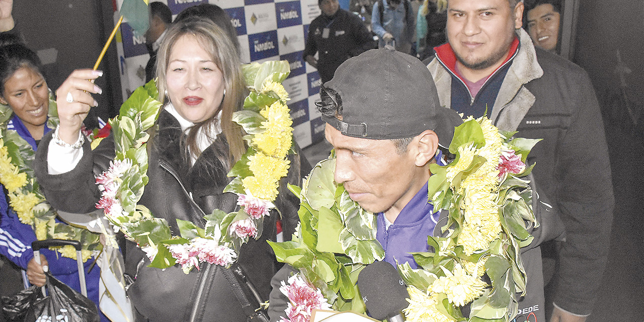 Héctor Garibay a su arribo al aeropuerto de El Alto, donde recibió el reconocimiento. | Foto: APG