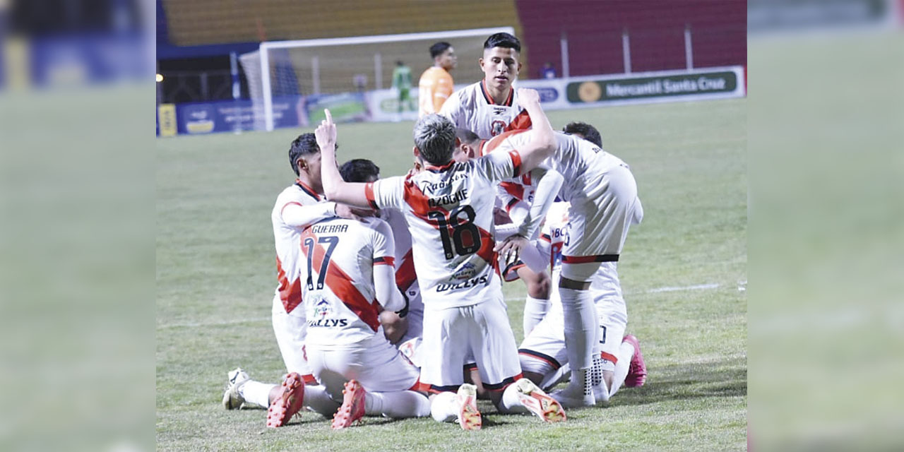 Jugadores de Nacional festejan la victoria en el estadio Víctor Agustín Ugarte.