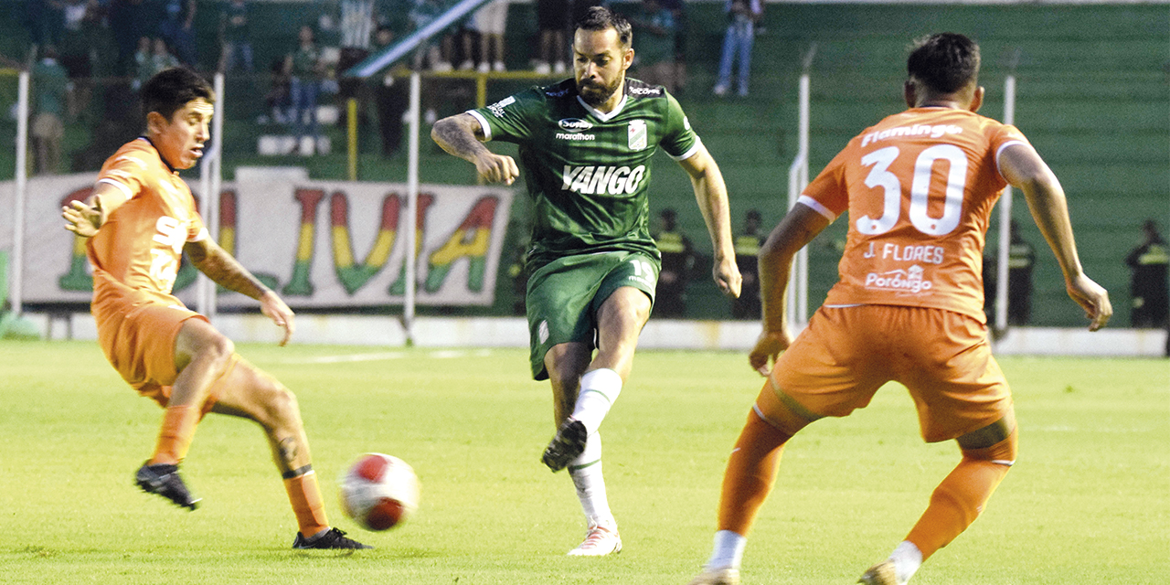 Erwin Sánchez, de Oriente, remata una pelota sin consecuencias.