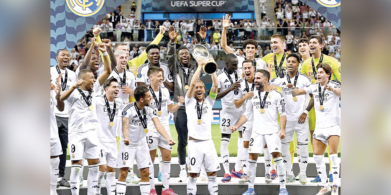 Jugadores del Real Madrid celebran la conquista de una nueva corona en su palmarés. | Foto: @MadridSports_