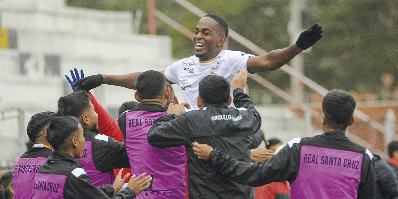 Jhonathan Caicedo es congratulado por sus compañeros luego de anotar el segundo de Real. | Foto: APG