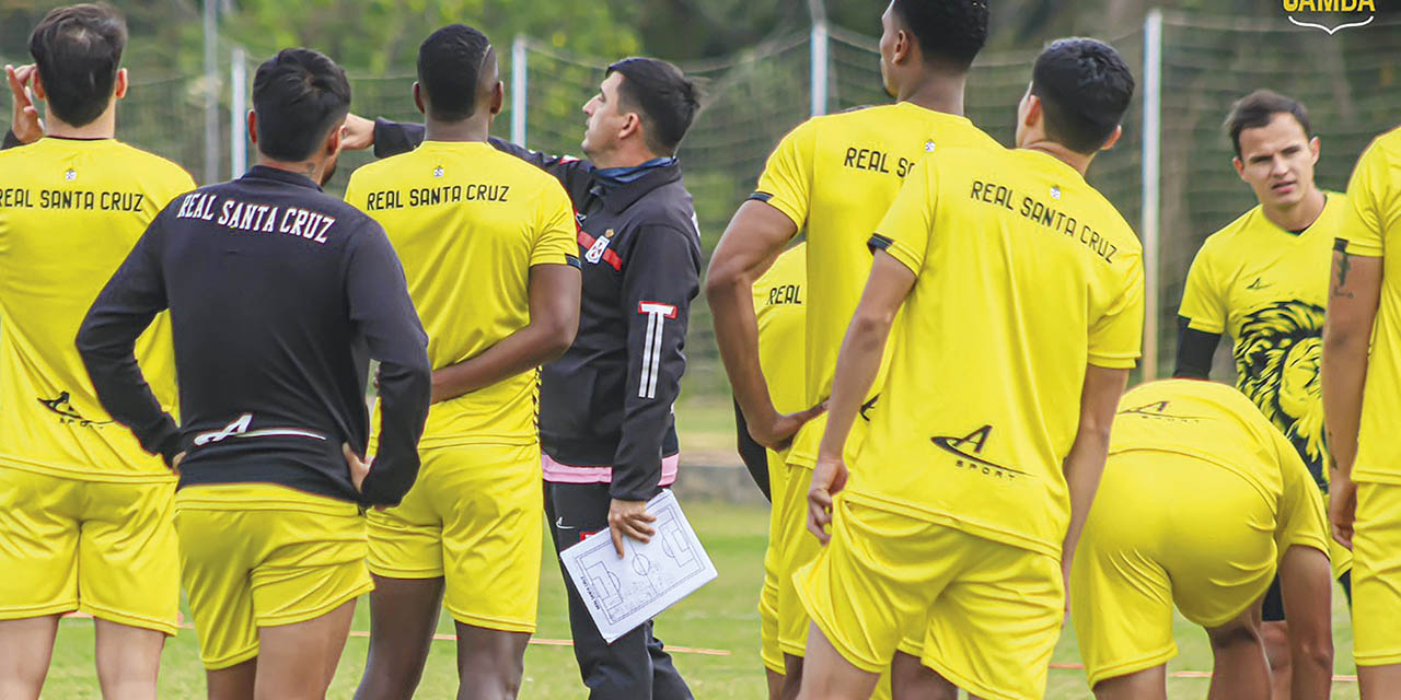 El técnico Andrés Marinangeli  da instrucciones a sus dirigidos en el cierre de prácticas de Real Santa Cruz.