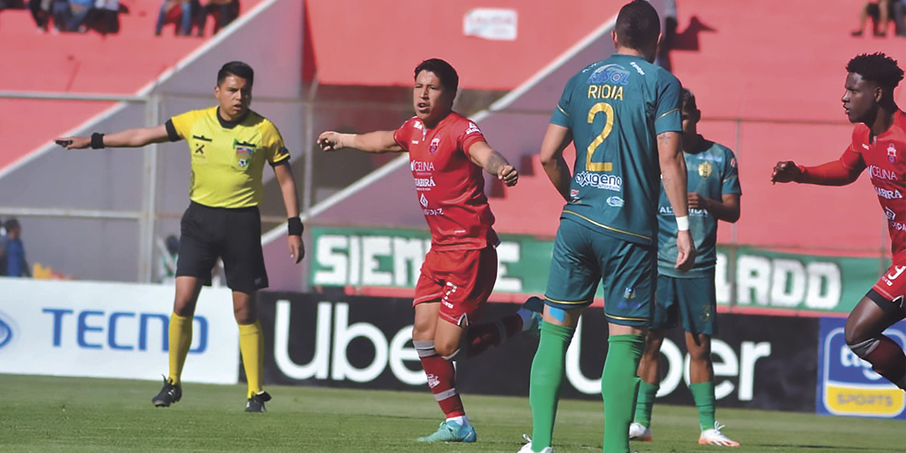 Gustavo Peredo grita su gol, que adelantó a Guabirá en el marcador, pero no supo cuidar la ventaja y perdió. | Foto: APG