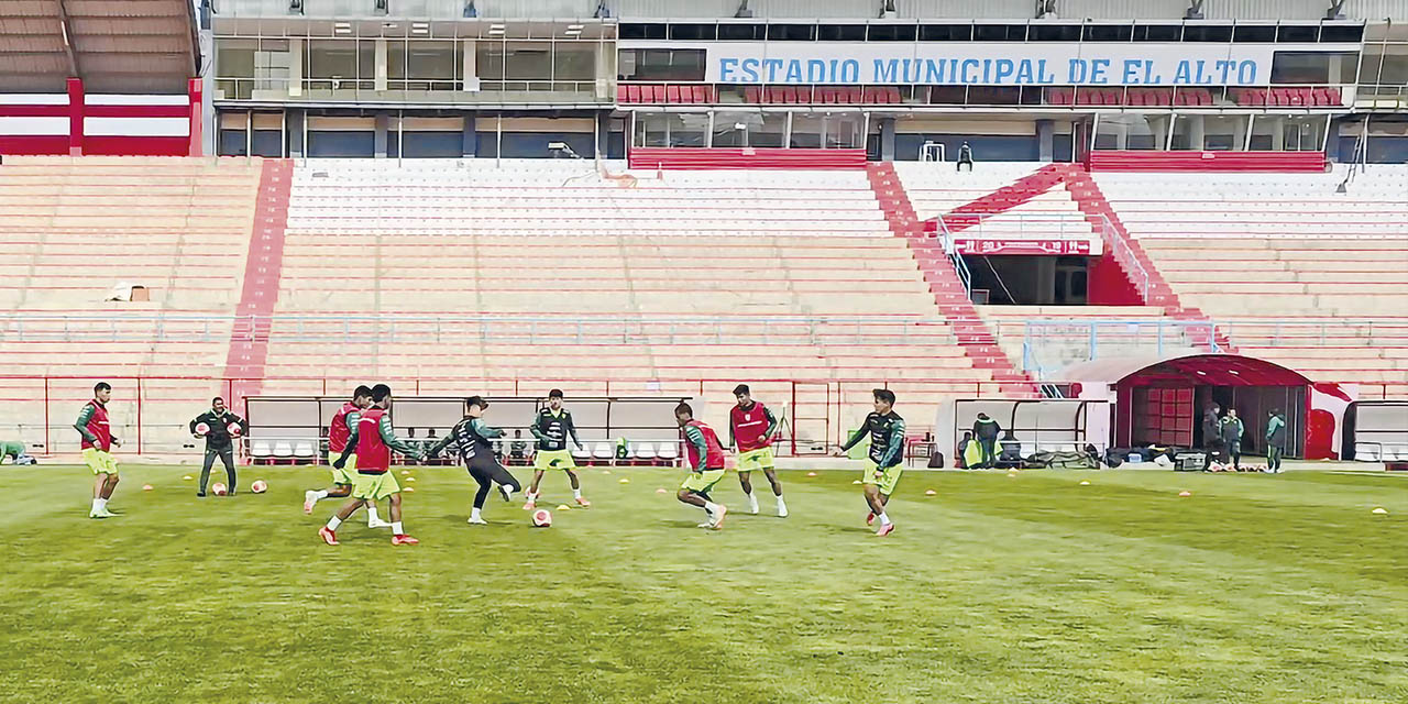 La Selección en la práctica de fútbol  en el estadio Municipal de El Alto. | Foto: FBF