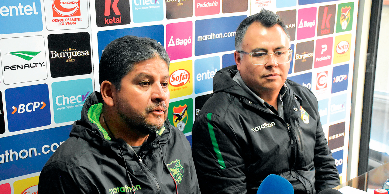 El técnico de la Selección, Óscar Villegas, en la conferencia de prensa, junto a José Claure. Foto: APG