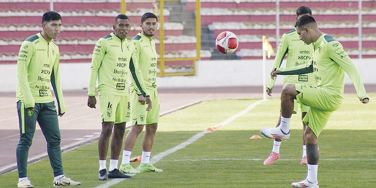 Jugadores de la Selección nacional en la práctica que se cumplió en el Siles. Foto: Jorge Mamani