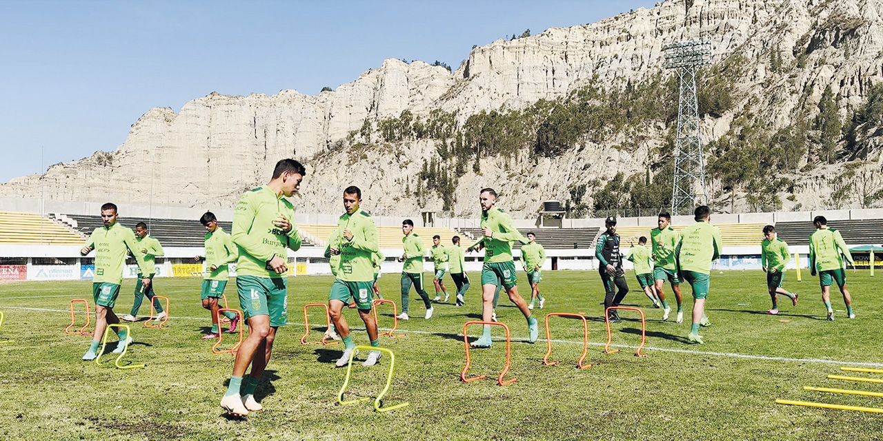 Los seleccionados durante el trabajo físico en Achumani.