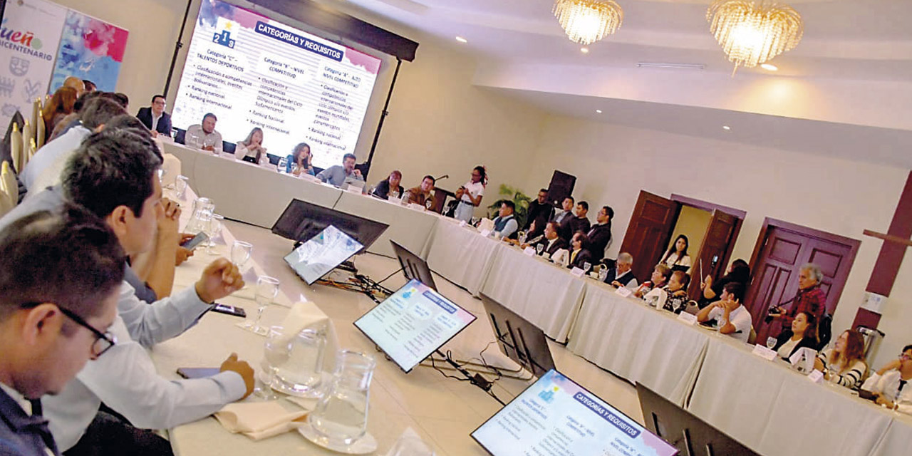 Autoridades del Ministerio de Salud y Deportes en la reunión con dirigentes deportivos de las federaciones.