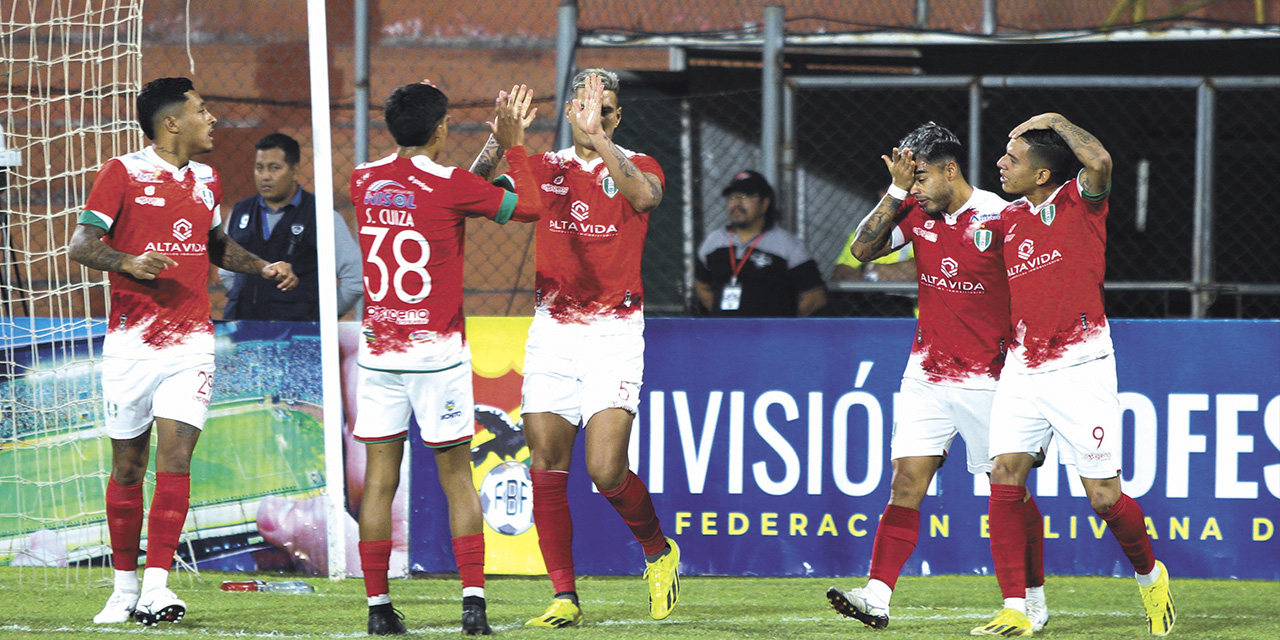 Jugadores de Real Tomayapo festejan el triunfo de visitante sobre Royal Pari. | Foto: APG