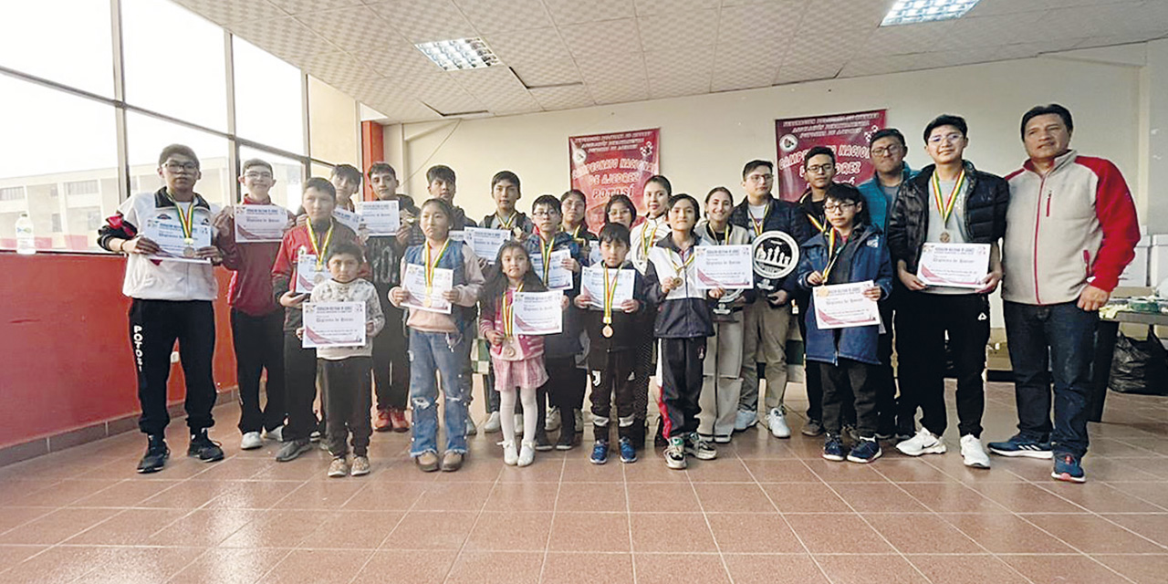 Los ganadores del campeonato nacional de ajedrez.