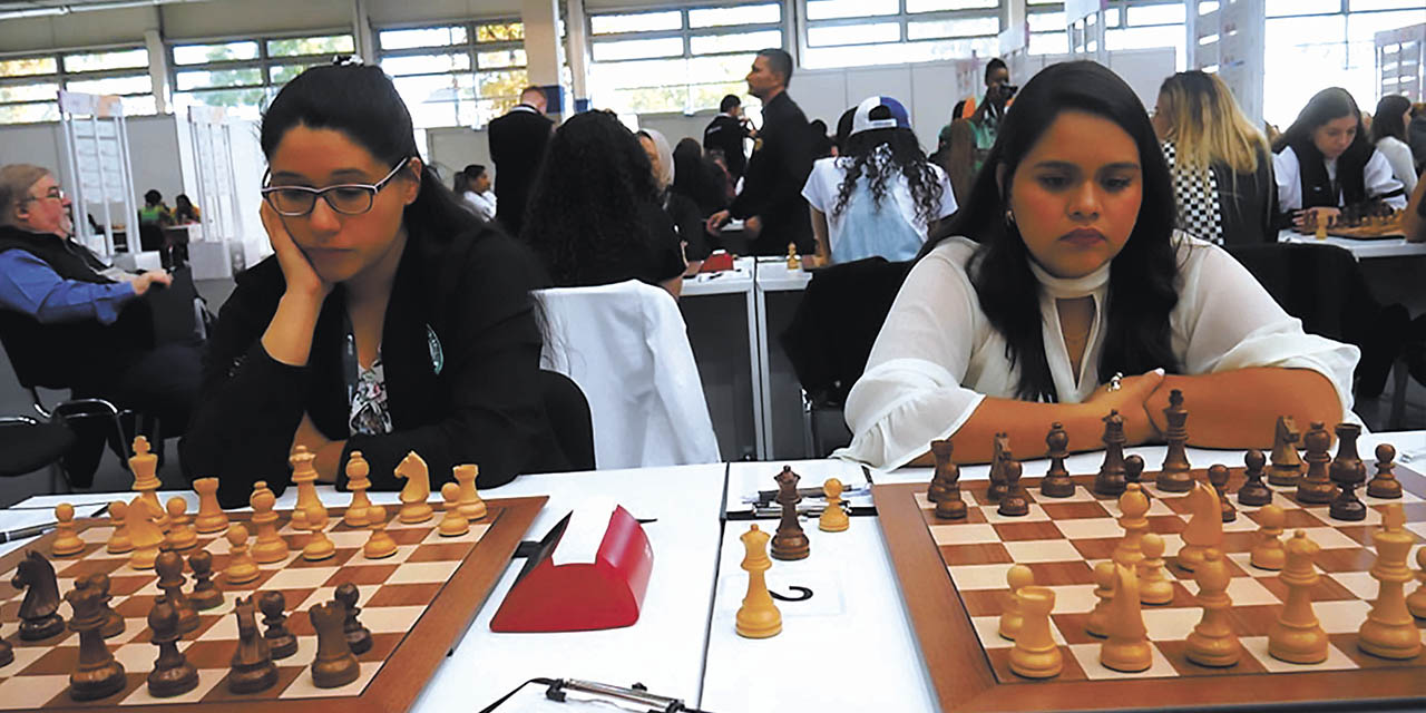 Los equipos femenino y masculino de Bolivia en la Olimpiada de Ajedrez. 