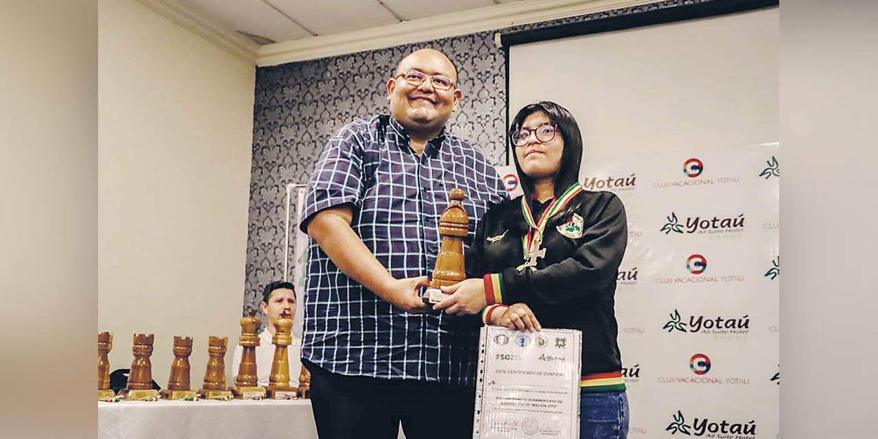 Nicole Mollo recibe su premio de manos del presidente de la Federación, Osvaldo Zambrana. | Foto: FBT