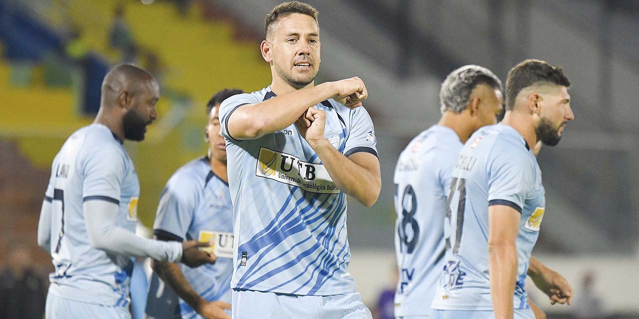 David Robles festeja su gol, el que le dio el triunfo a Aurora.